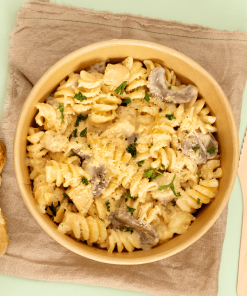 Fusilli con pollo y champiñones en salsa cremosa